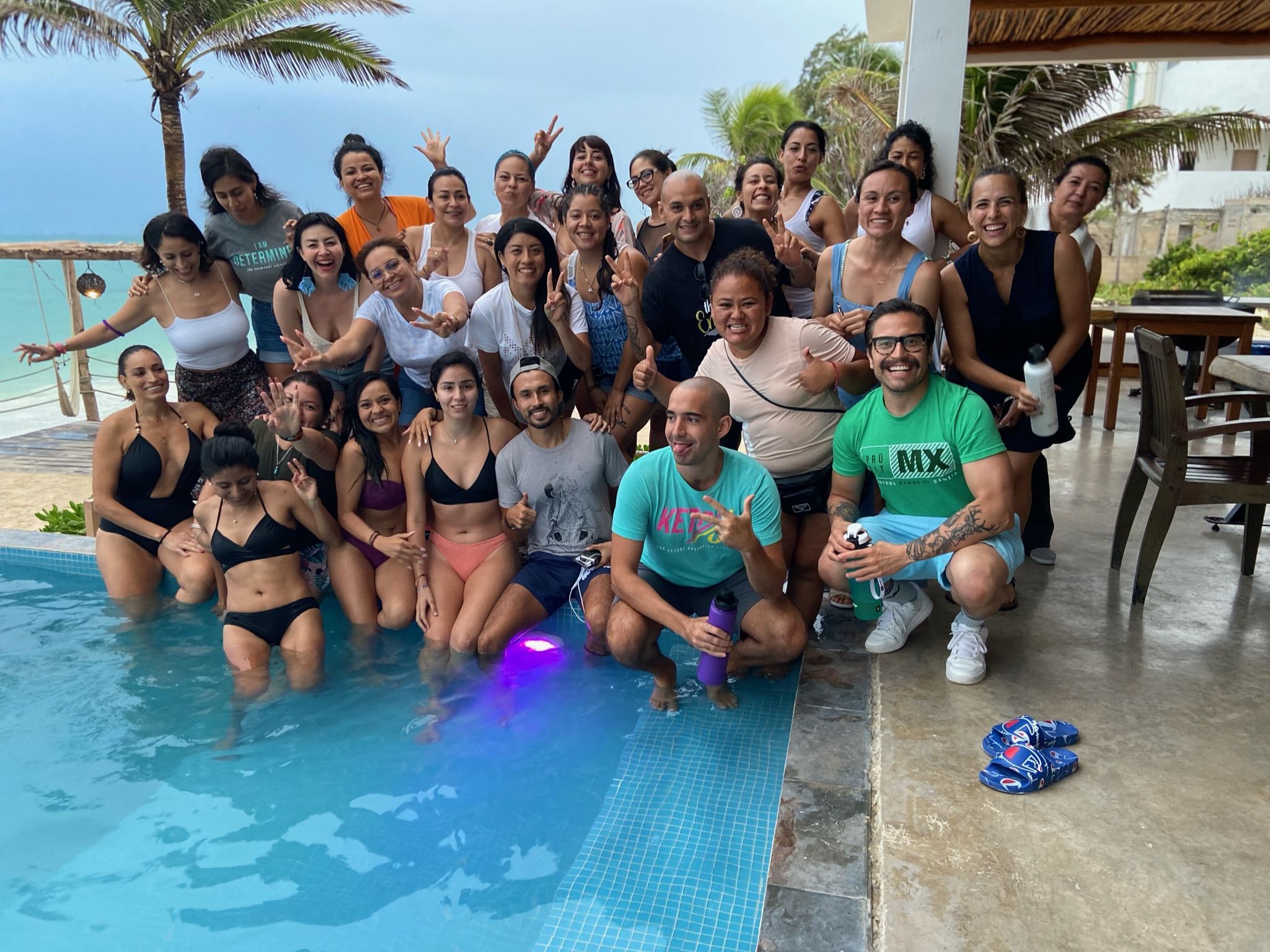 Comunidad Keto Reto celebrando juntos frente al mar en un retiro de playa