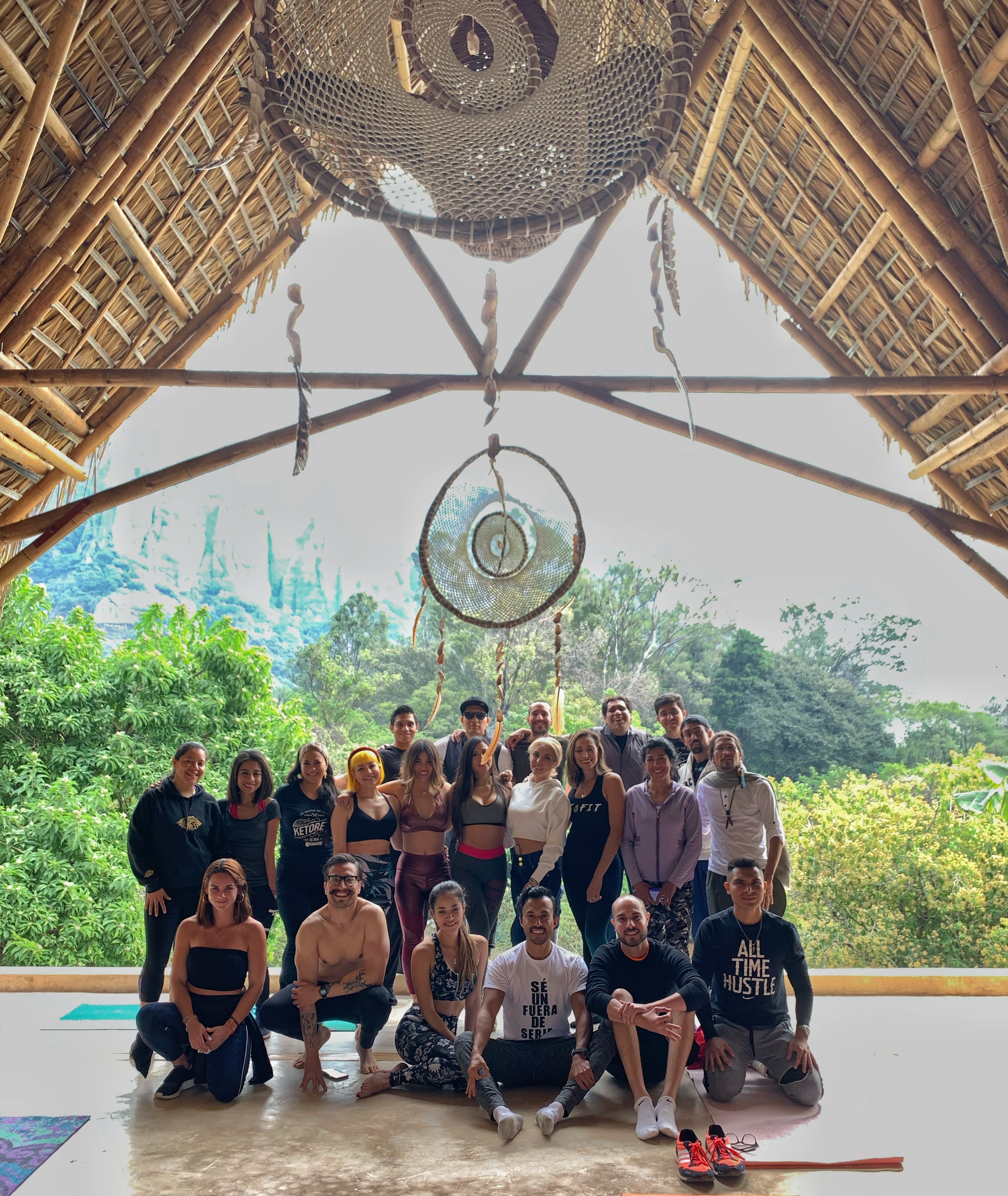 Comunidad Keto Reto reunida en un retiro en un estudio de bambú con vista a las montañas