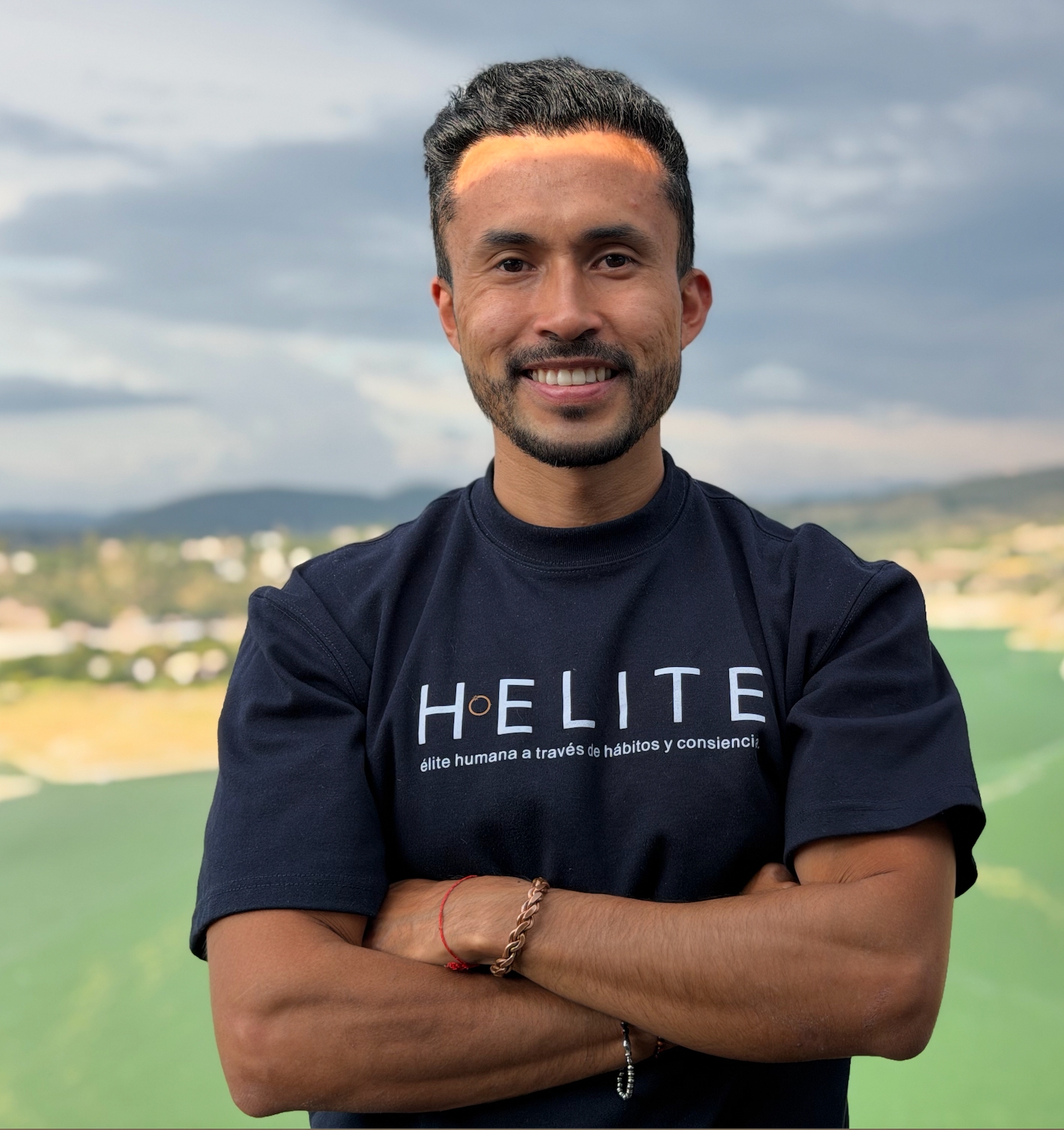 Roberto Córdova, fundador de Keto Reto y Helite, con playera Helite